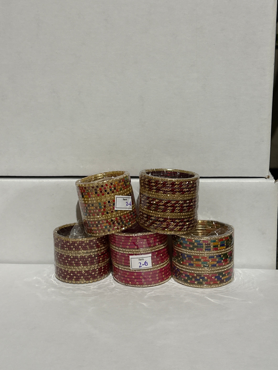 GLASS BANGLES IN PLASTIC BOX 18 C/S